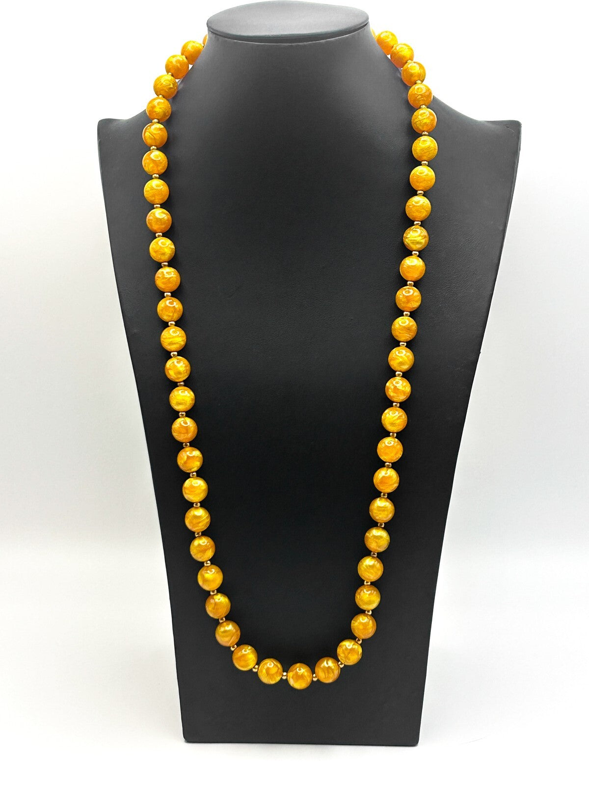 Vintage Yellow-gold Pearlescent Marble-Effect Beaded Necklace – Shimmery Lucite