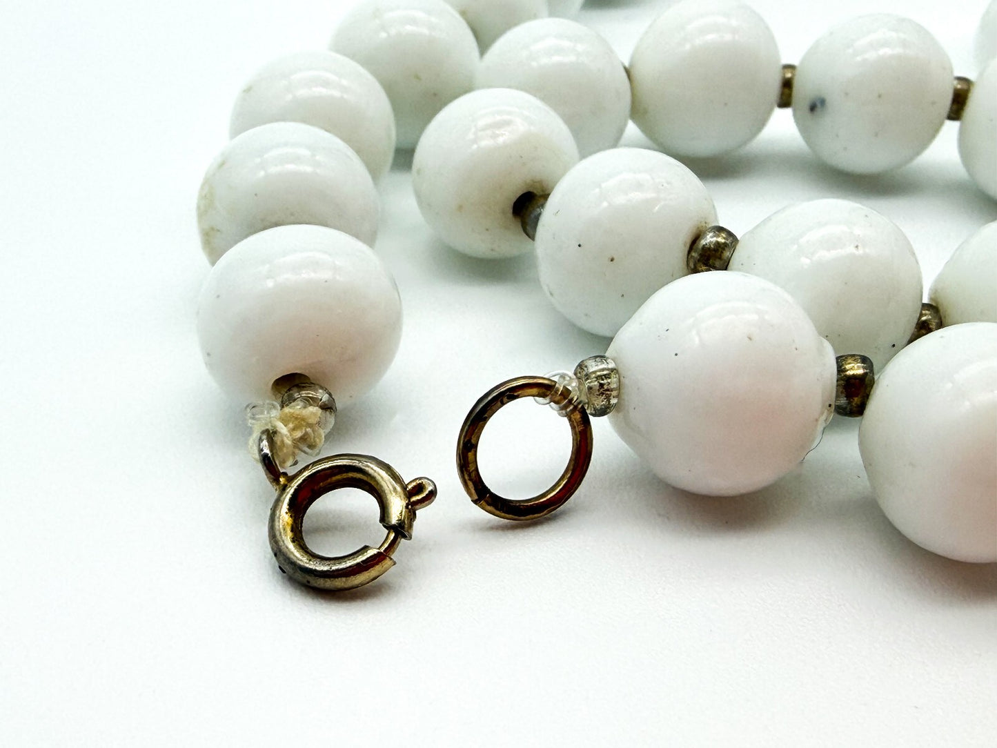 Vintage White Milk Glass Graduated Bead Necklace Gold Tone Spacers 21”