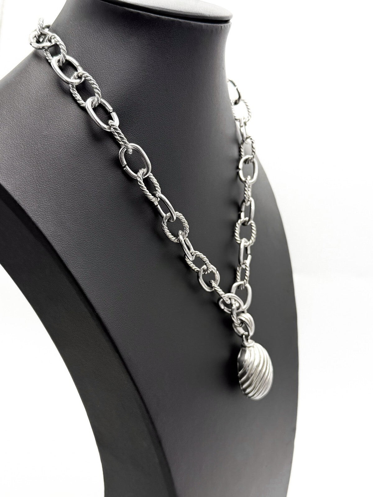 Signed Bijoux Terner Chunky Silver Tone Chain Necklace with Ribbed Shell Pendant