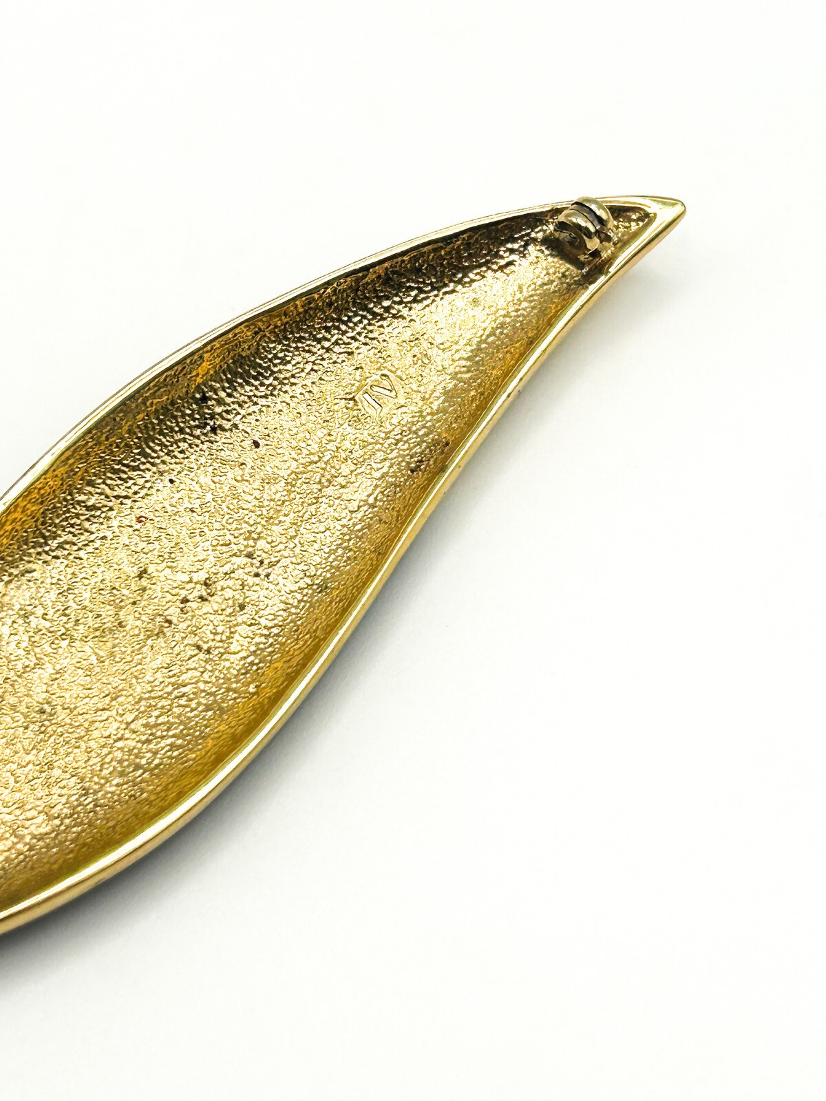 Black Enamel Gold Tone Abstract Brooch with Sweeping Lines 80s - Pin Retro