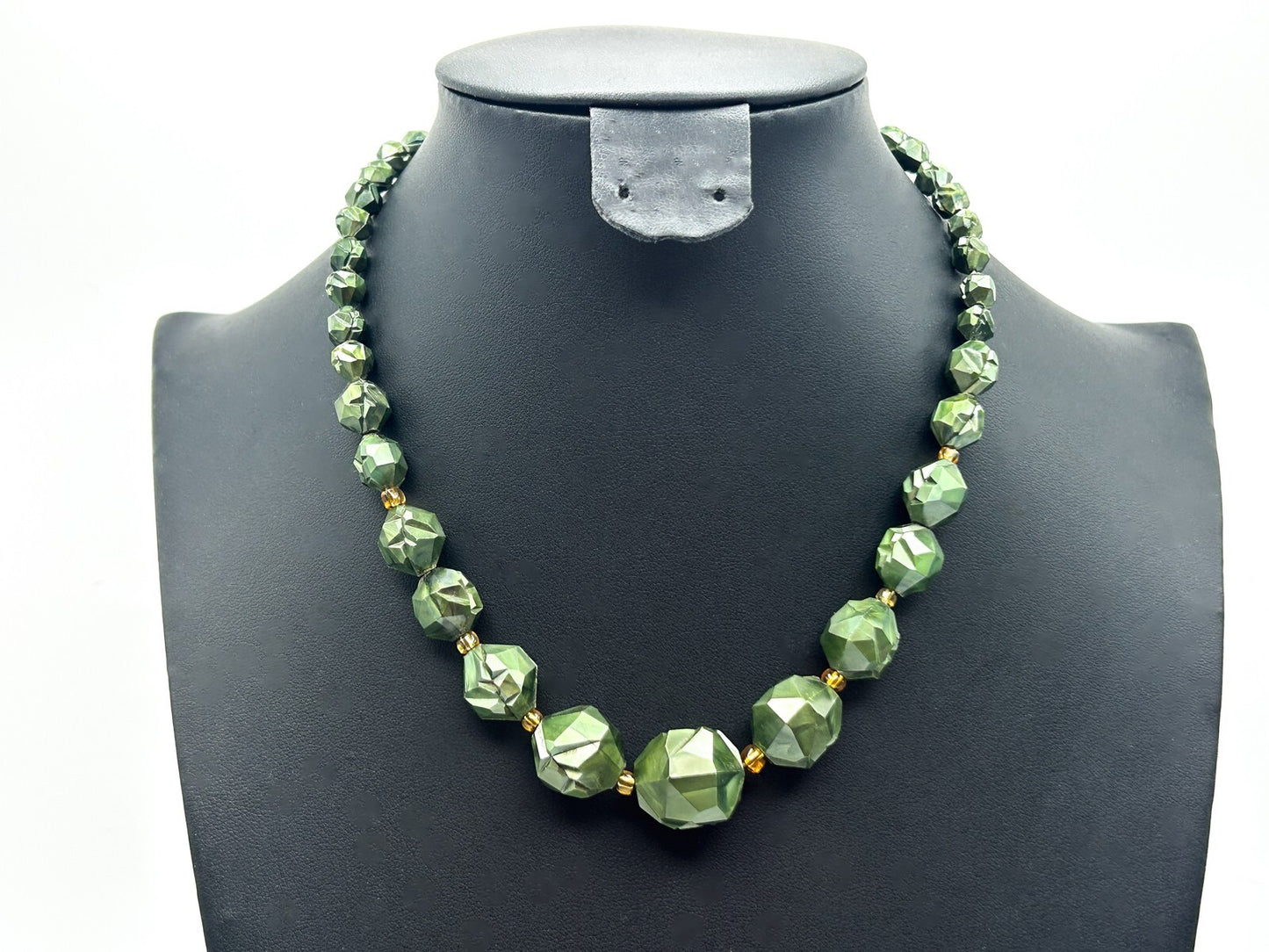 Vintage Modernist 50s-60s Moulded Green Faceted Beaded Necklace