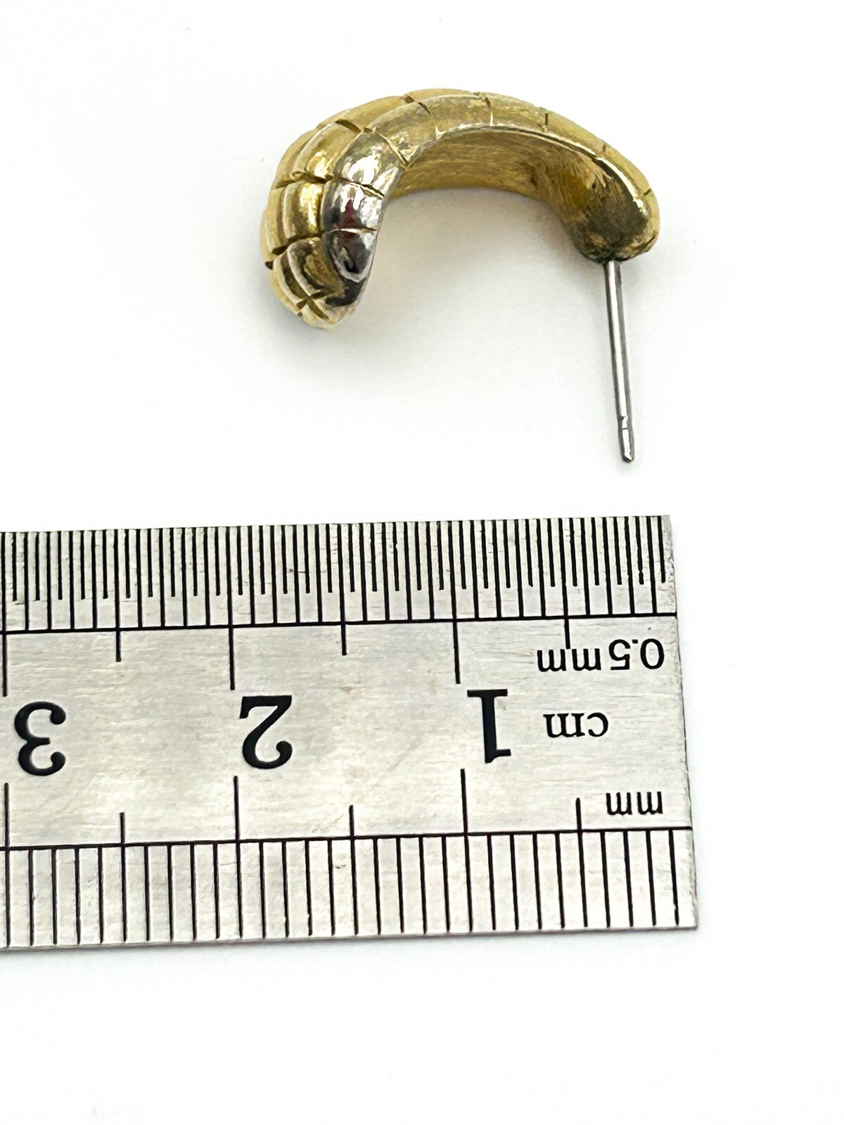 Vintage Signed Avon Gold Tone Earrings Ribbed Shell Studs