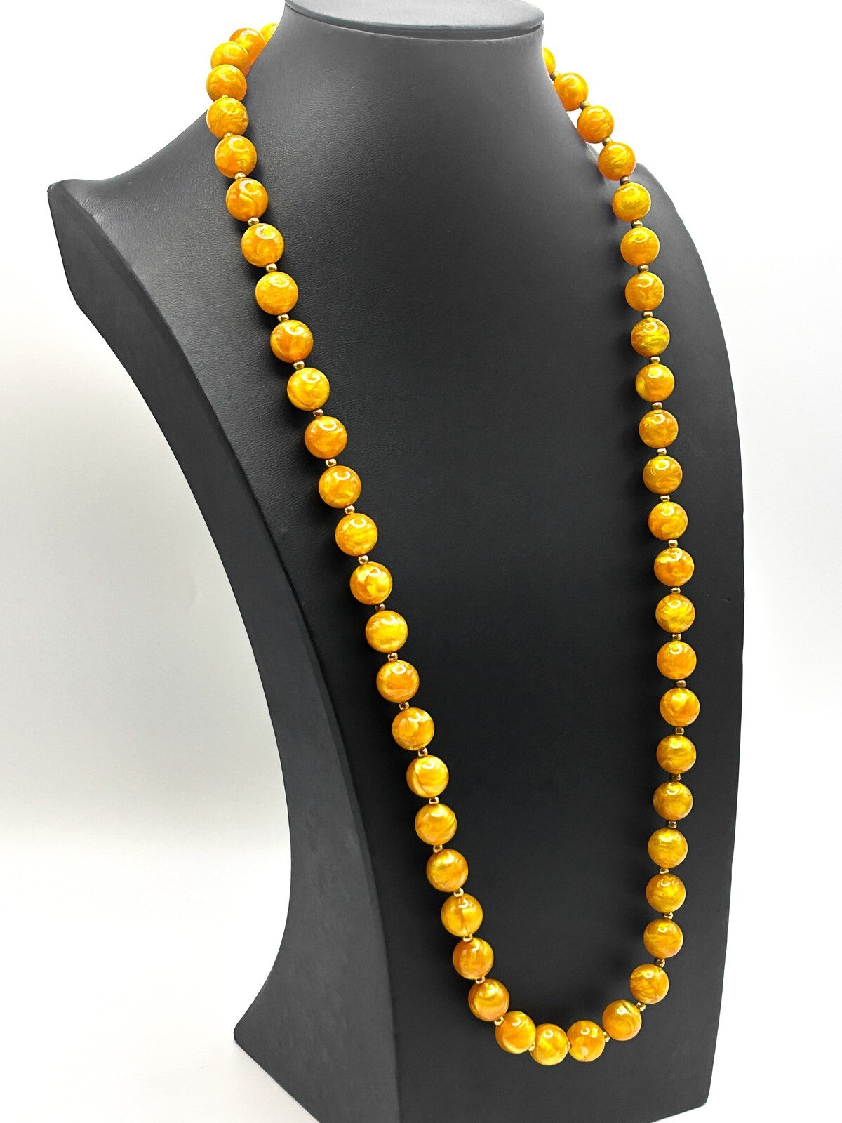 Vintage Yellow-gold Pearlescent Marble-Effect Beaded Necklace – Shimmery Lucite