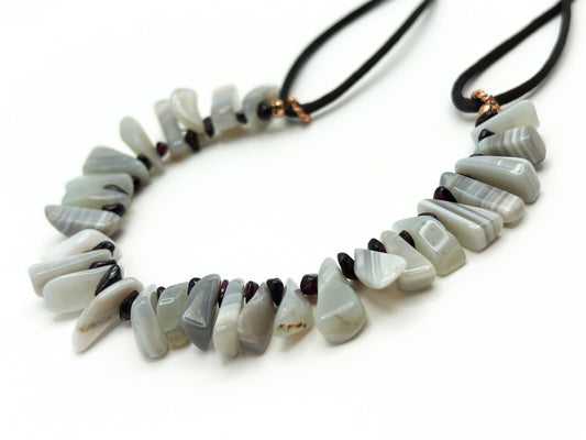 Vintage Y2K White Lace Agate Chip Statement Necklace with Garnet Spacers
