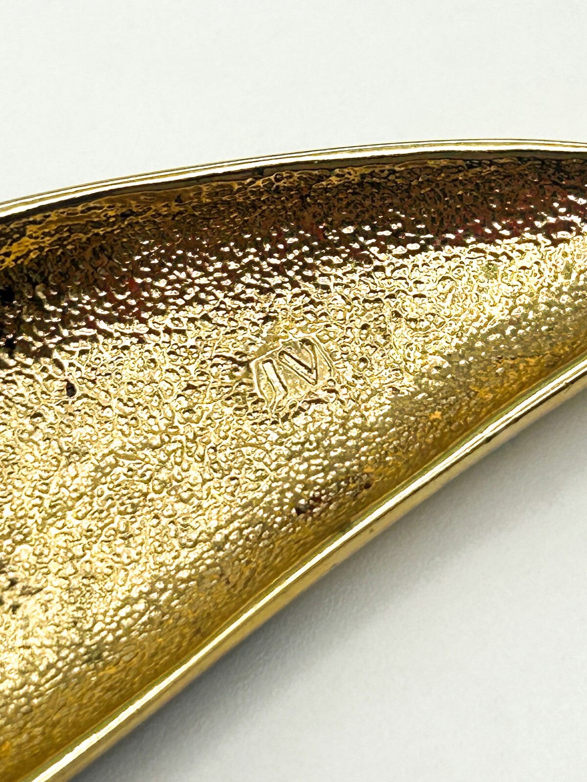 Black Enamel Gold Tone Abstract Brooch with Sweeping Lines 80s - Pin Retro