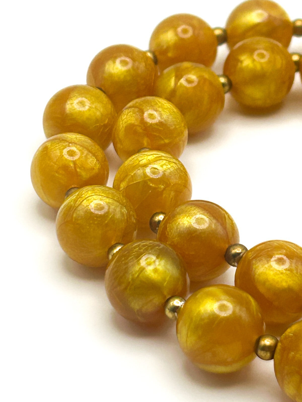 Vintage Yellow-gold Pearlescent Marble-Effect Beaded Necklace – Shimmery Lucite
