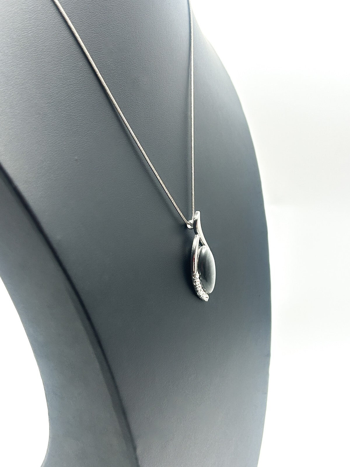 Silver Tone Cat’s Eye & Rhinestone Pendant Necklace