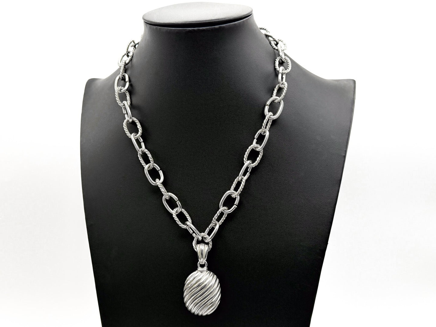 Signed Bijoux Terner Chunky Silver Tone Chain Necklace with Ribbed Shell Pendant