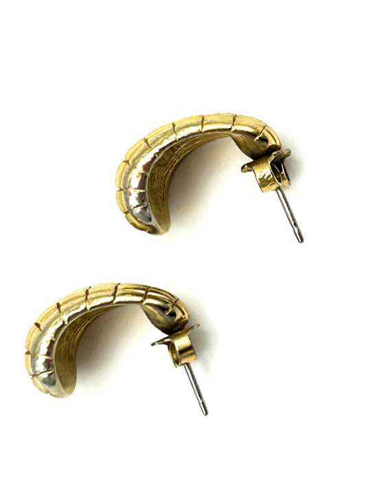 Vintage Signed Avon Gold Tone Earrings Ribbed Shell Studs