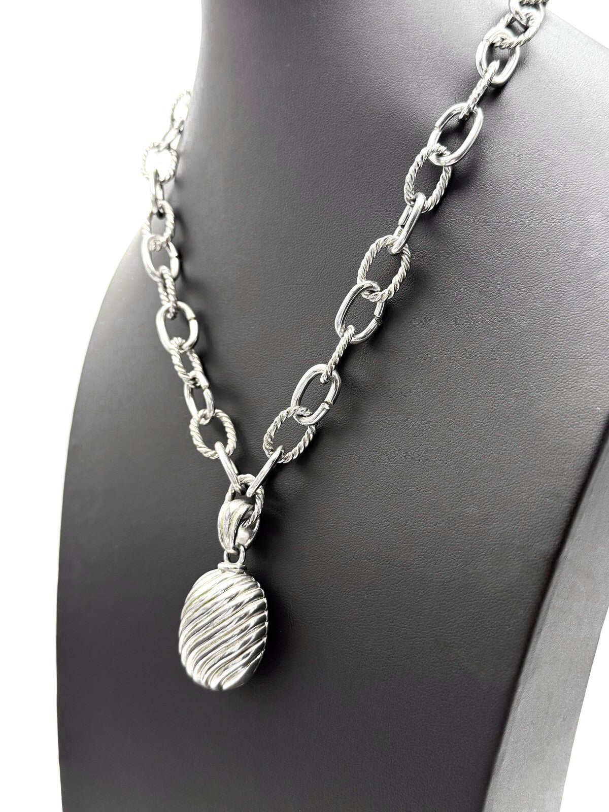 Signed Bijoux Terner Chunky Silver Tone Chain Necklace with Ribbed Shell Pendant