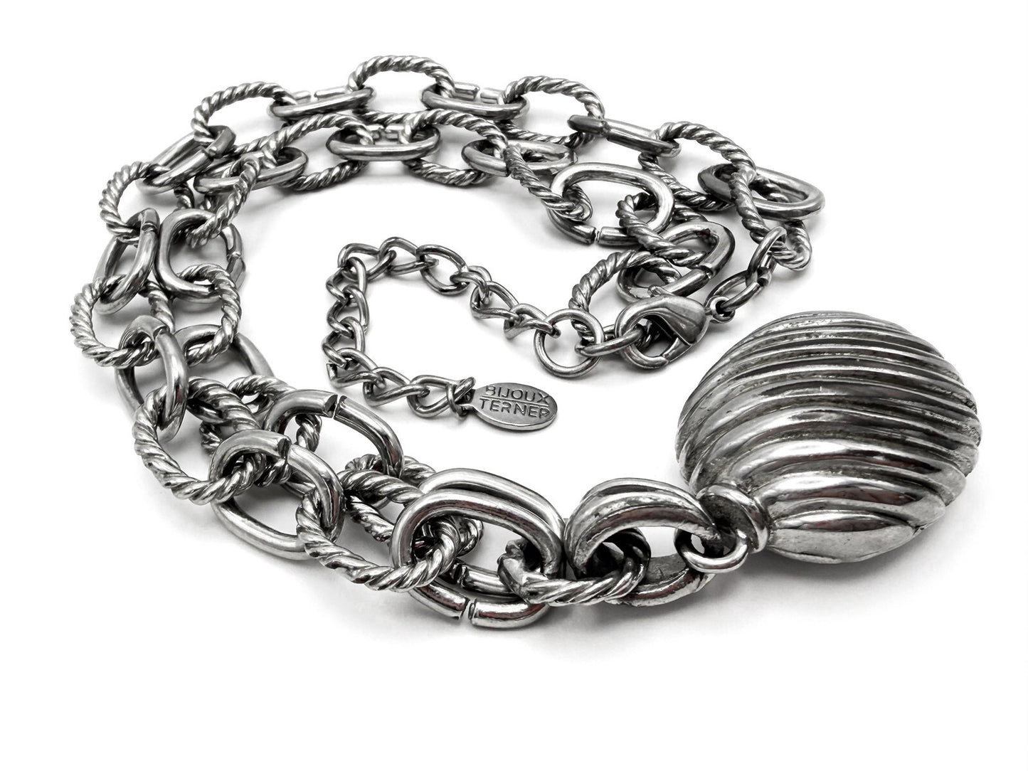 Signed Bijoux Terner Chunky Silver Tone Chain Necklace with Ribbed Shell Pendant