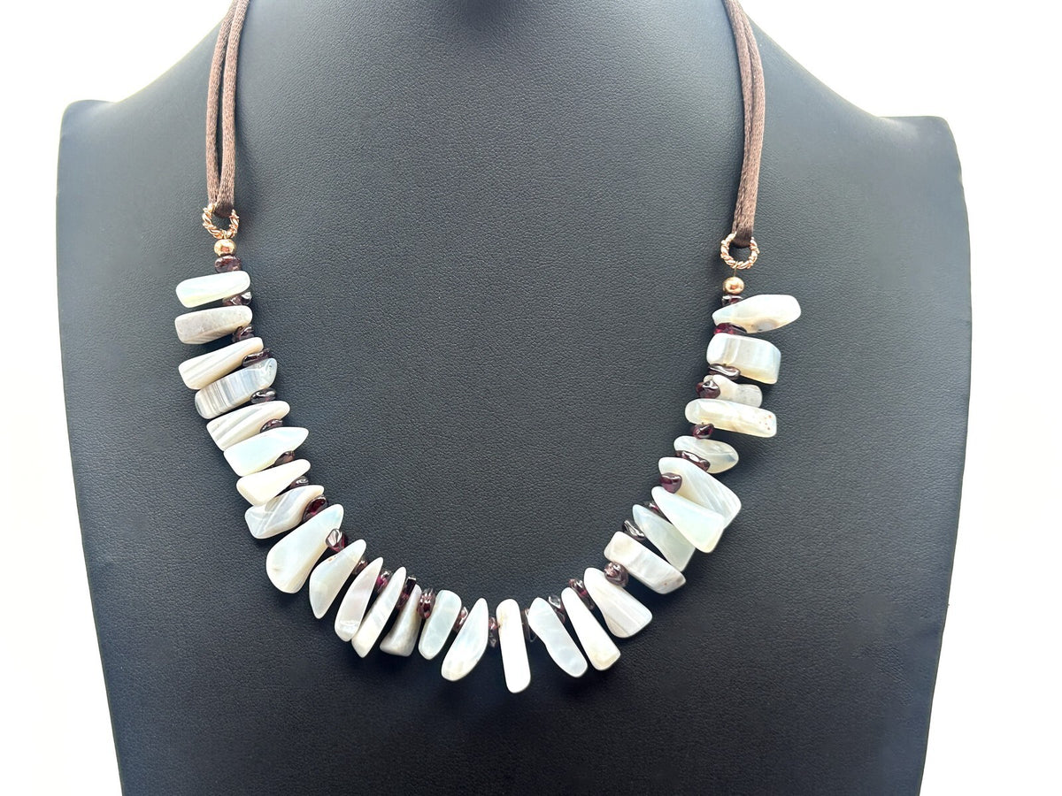 Vintage Y2K White Lace Agate Chip Statement Necklace with Garnet Spacers
