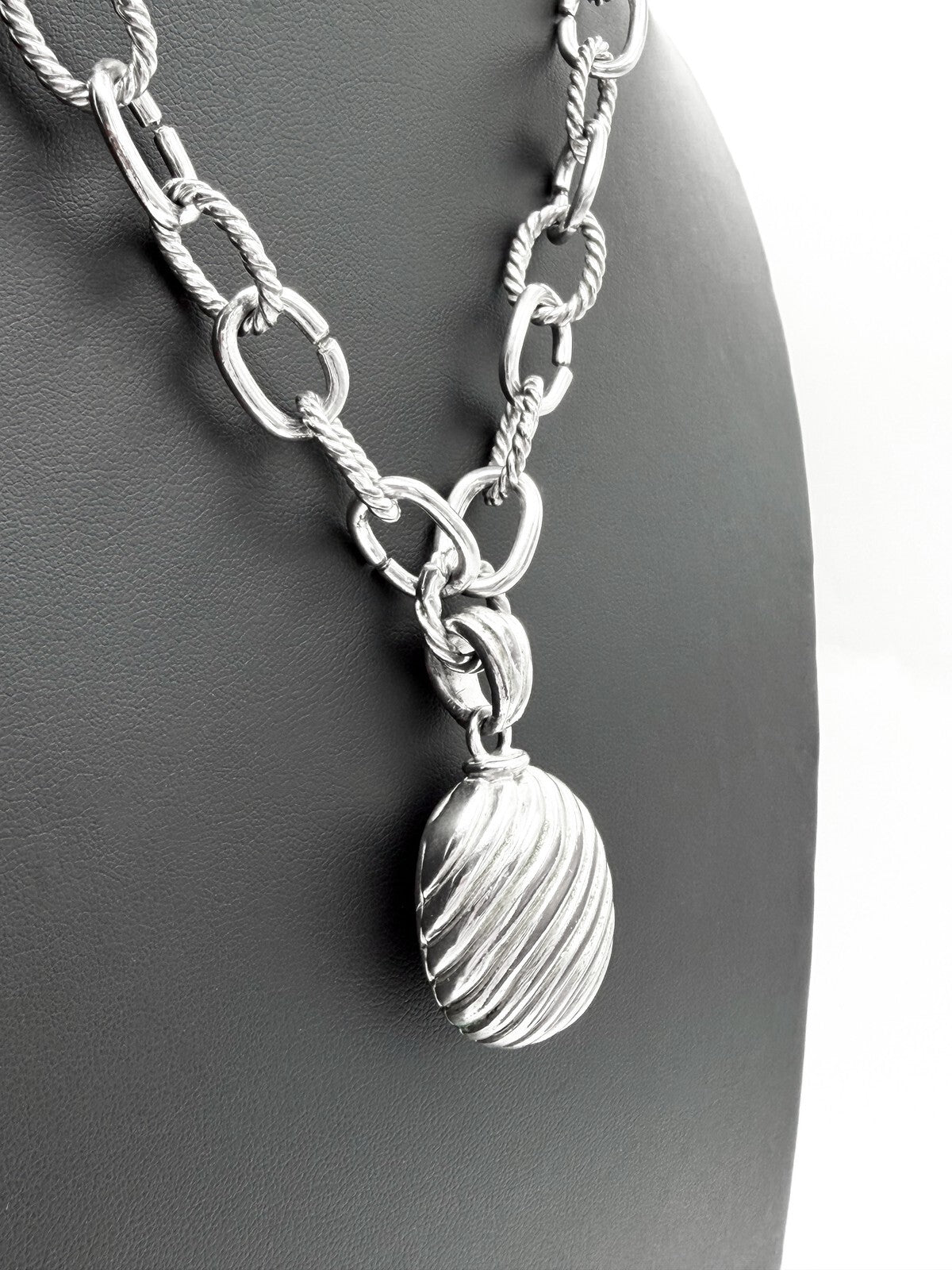 Signed Bijoux Terner Chunky Silver Tone Chain Necklace with Ribbed Shell Pendant