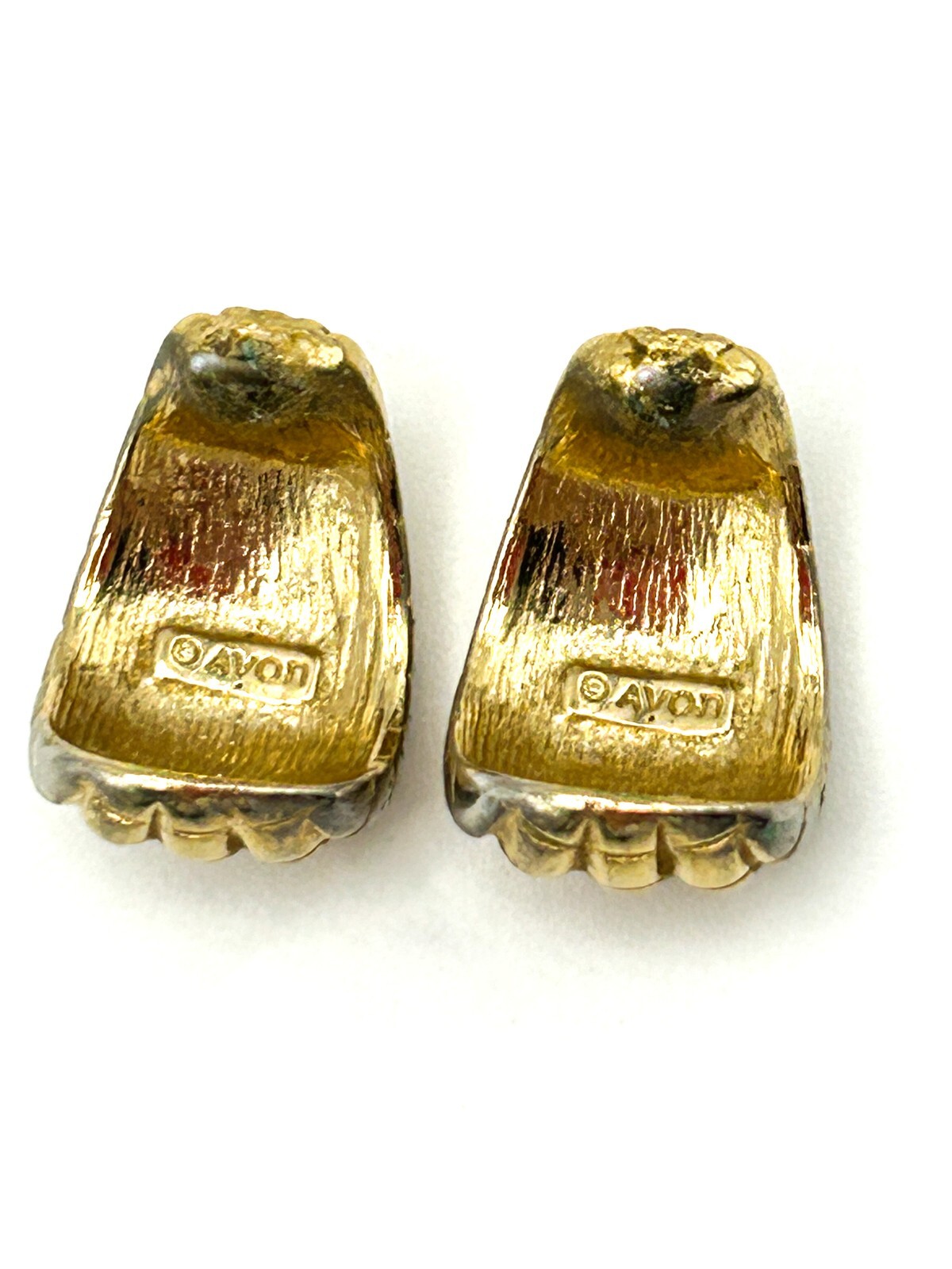 Vintage Signed Avon Gold Tone Earrings Ribbed Shell Studs