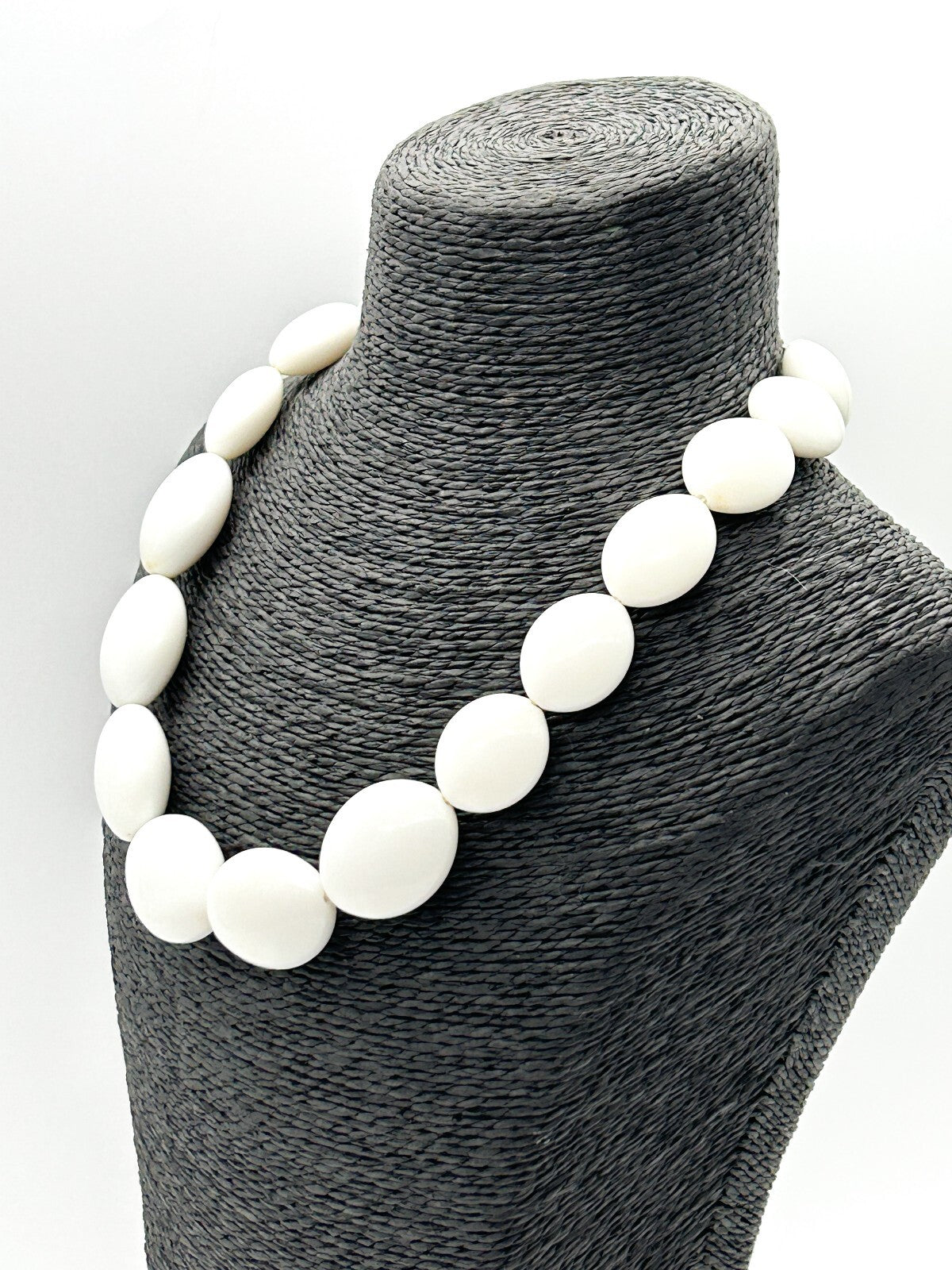 Vintage Chunky White Acrylic Necklace Graduated Oval Beads Silver Tone 90s-Y2K