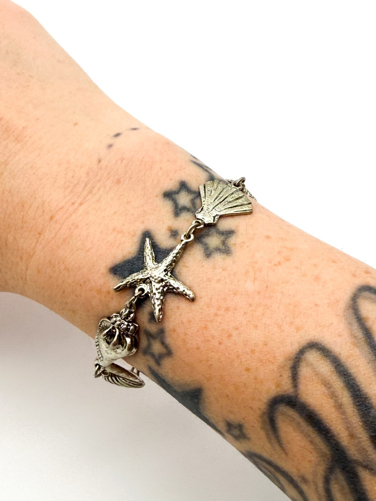 Signed SJ Silver Tone Beach Charm Bracelet Shell Starfish Nautical 7.5”