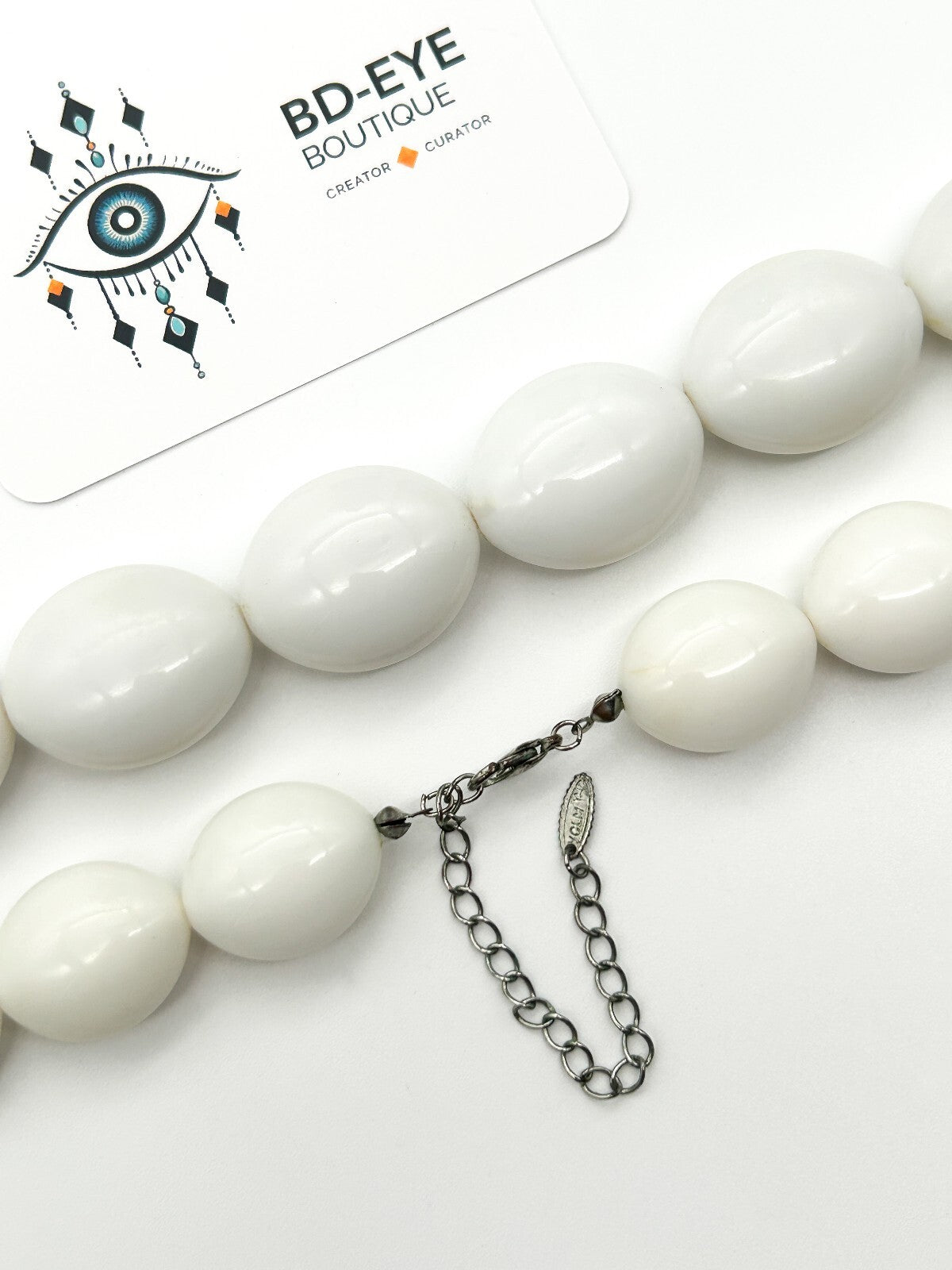 Vintage Chunky White Acrylic Necklace Graduated Oval Beads Silver Tone 90s-Y2K
