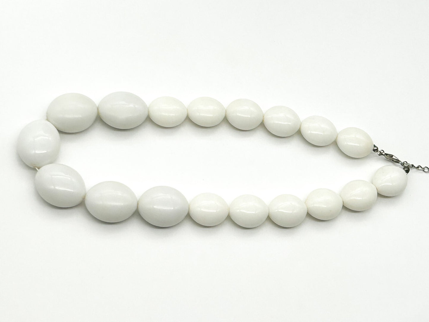 Vintage Chunky White Acrylic Necklace Graduated Oval Beads Silver Tone 90s-Y2K