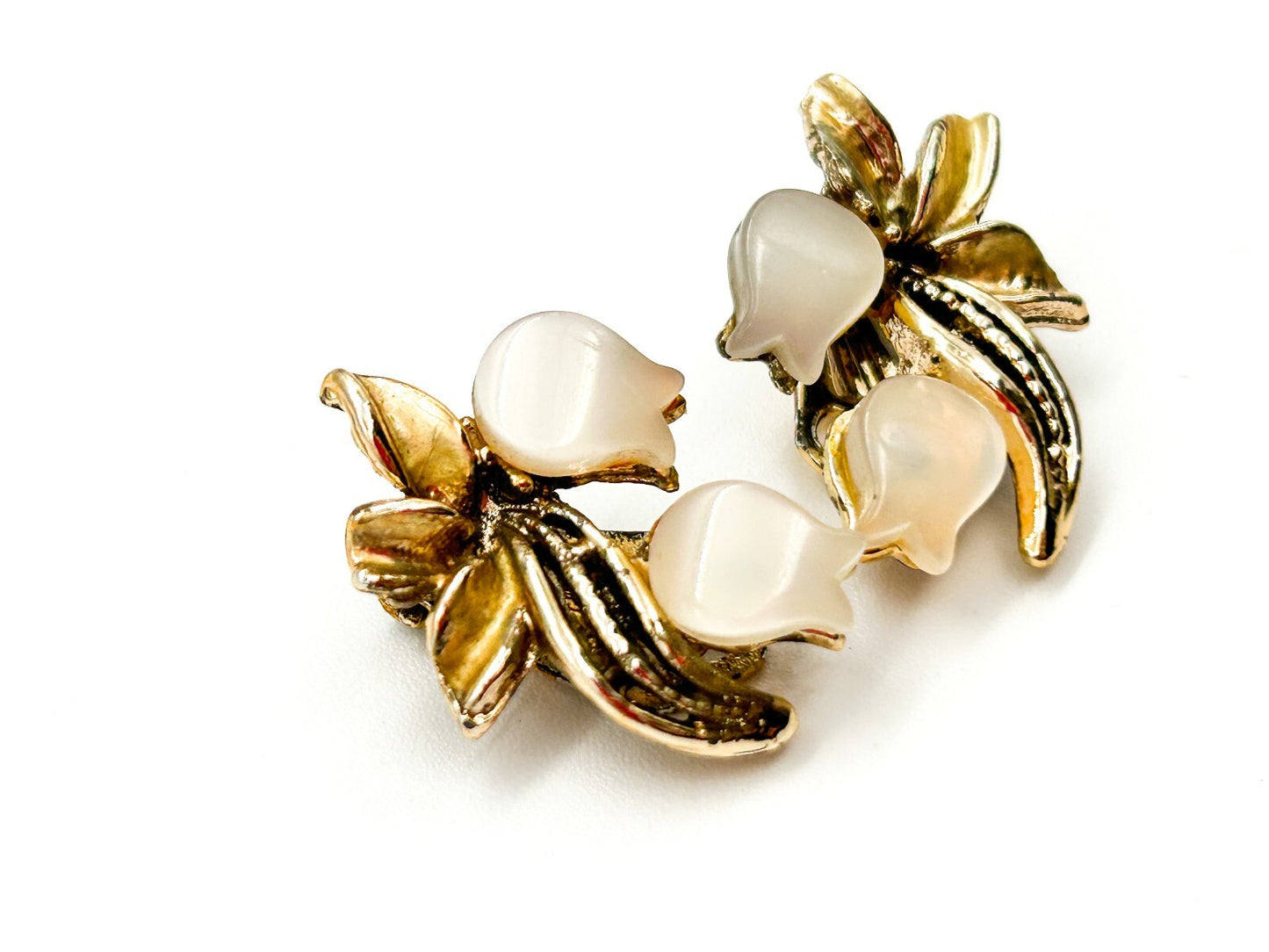 Vintage Gold Tone Thermoset Lucite Tulip Flower Clip On Earrings 1950s Retro