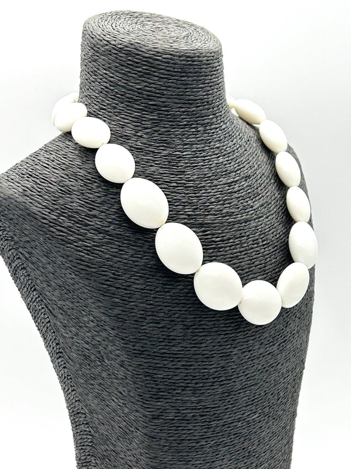 Vintage Chunky White Acrylic Necklace Graduated Oval Beads Silver Tone 90s-Y2K