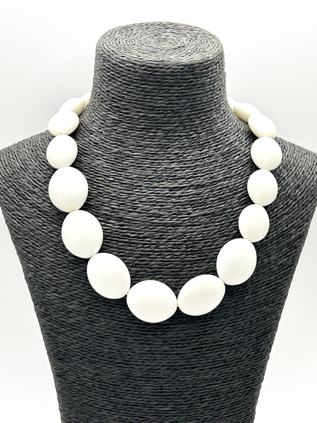 Vintage Chunky White Acrylic Necklace Graduated Oval Beads Silver Tone 90s-Y2K