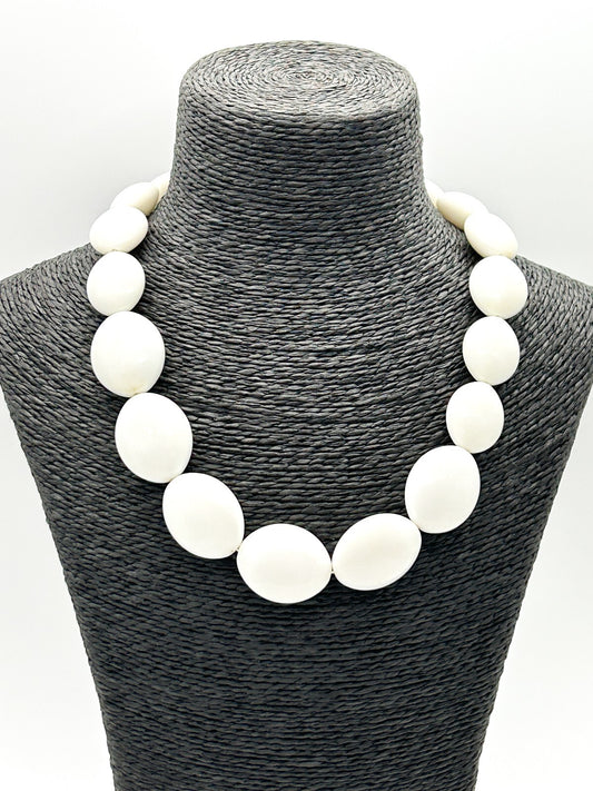 Vintage Chunky White Acrylic Necklace Graduated Oval Beads Silver Tone 90s-Y2K