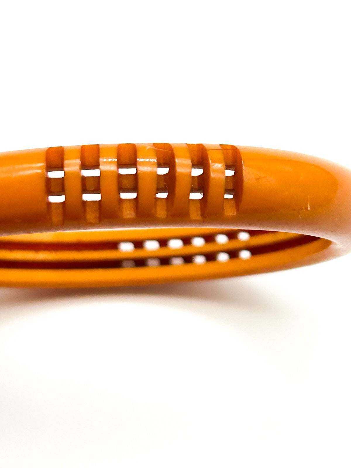 Vintage Deep Carved Butterscotch Bakelite Bangle 1930s-early 40s 6.5cm