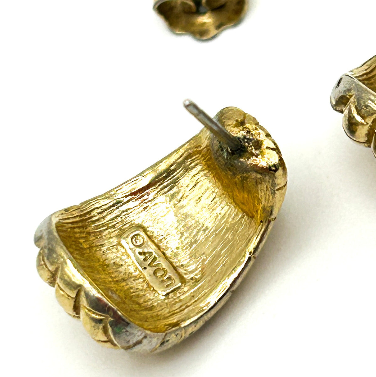 Vintage Signed Avon Gold Tone Earrings Ribbed Shell Studs