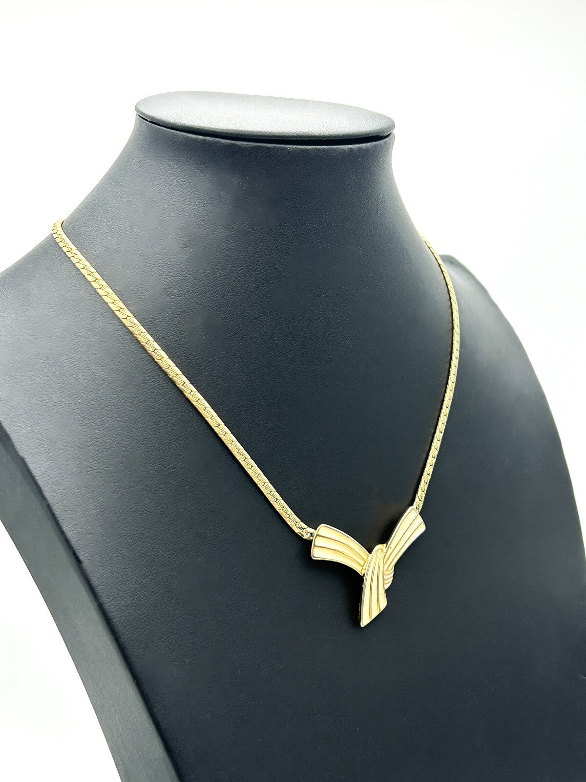 Vintage Trifari Gold Tone Enamel Ribbon Pendant Necklace READ