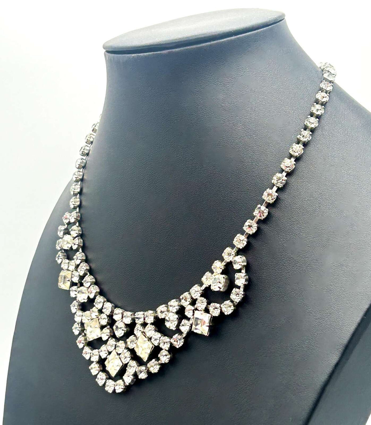 Vintage Style Rhinestone Bib Necklace Silver Tone Cupchain Statement Scallop 16”