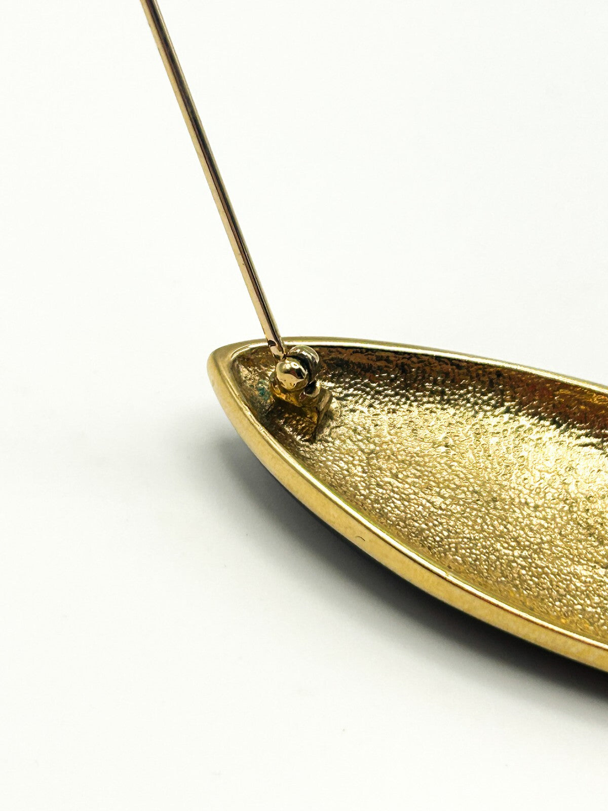 Black Enamel Gold Tone Abstract Brooch with Sweeping Lines 80s - Pin Retro